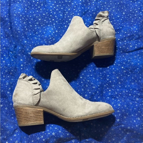 8.5 EUC Fergalicious Ankle Boots Ruffle. Faux Suede. Taupe. - Picture 4 of 12
